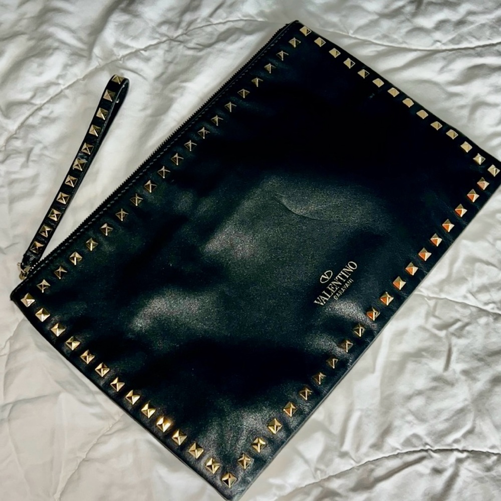 VALENTINO GARAVINO ROCKSTUD CLUTCH